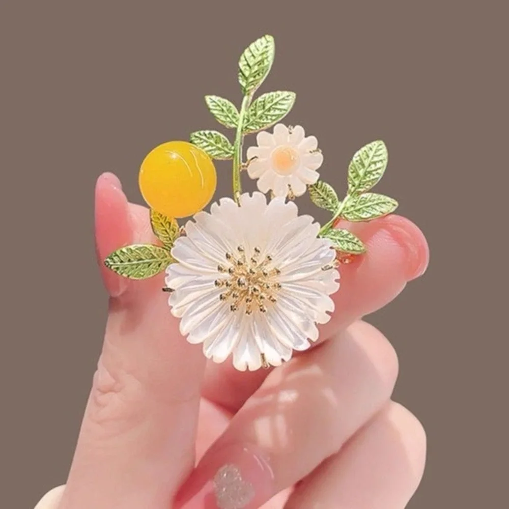 White Floral Brooch with Yellow Bead‎ Accent – daisy Vintage-Inspired Pin new